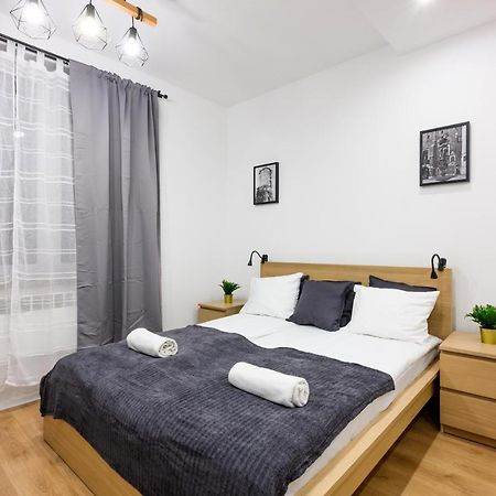 Cracow Rent Apartments - Spacious Apartments For 2-7 People In Quiet Area - Kolberga Street Nr 3 - 10 Min To Main Square By Foot クラクフ エクステリア 写真