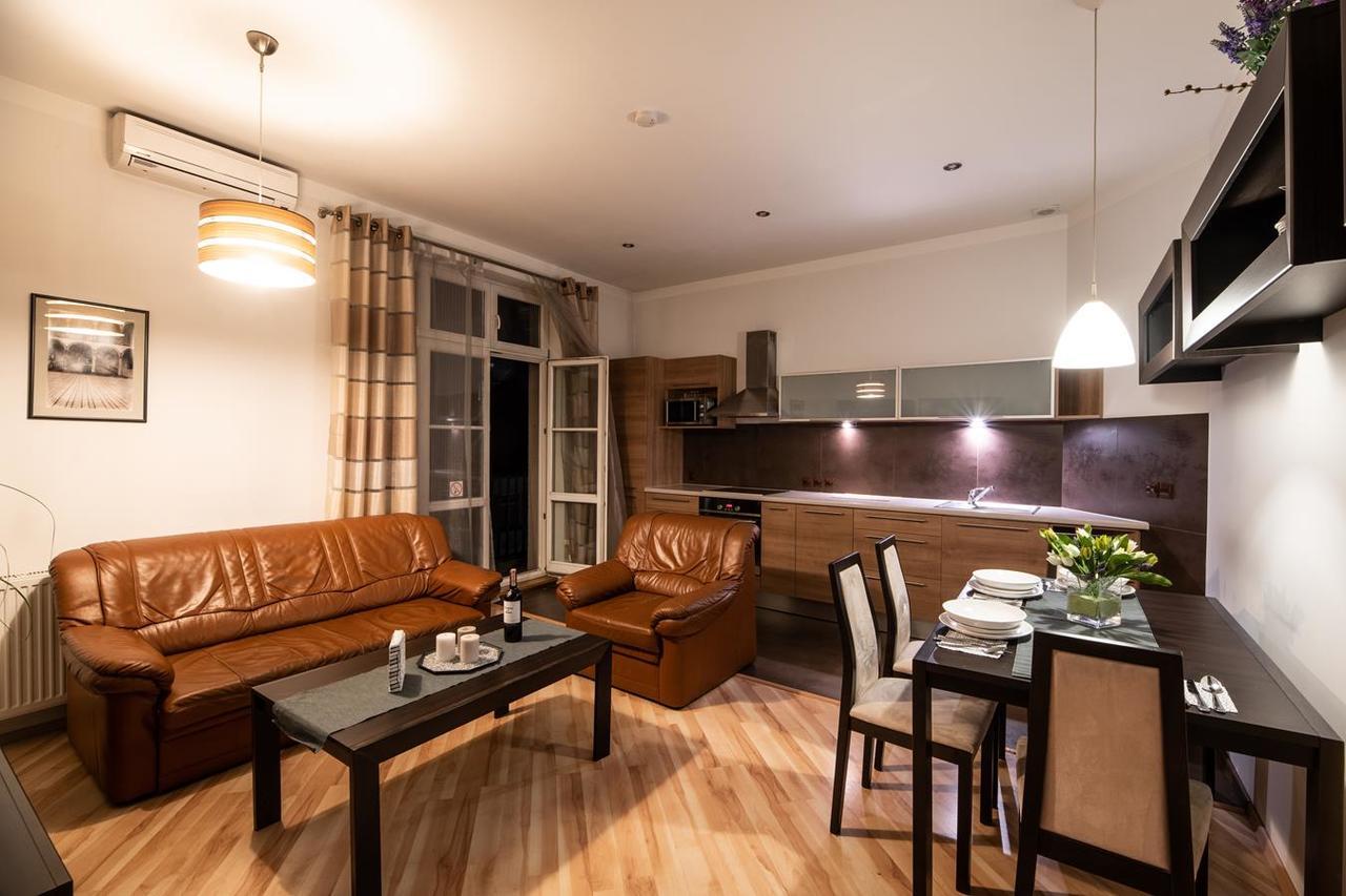 Cracow Rent Apartments - Spacious Apartments For 2-7 People In Quiet Area - Kolberga Street Nr 3 - 10 Min To Main Square By Foot クラクフ エクステリア 写真