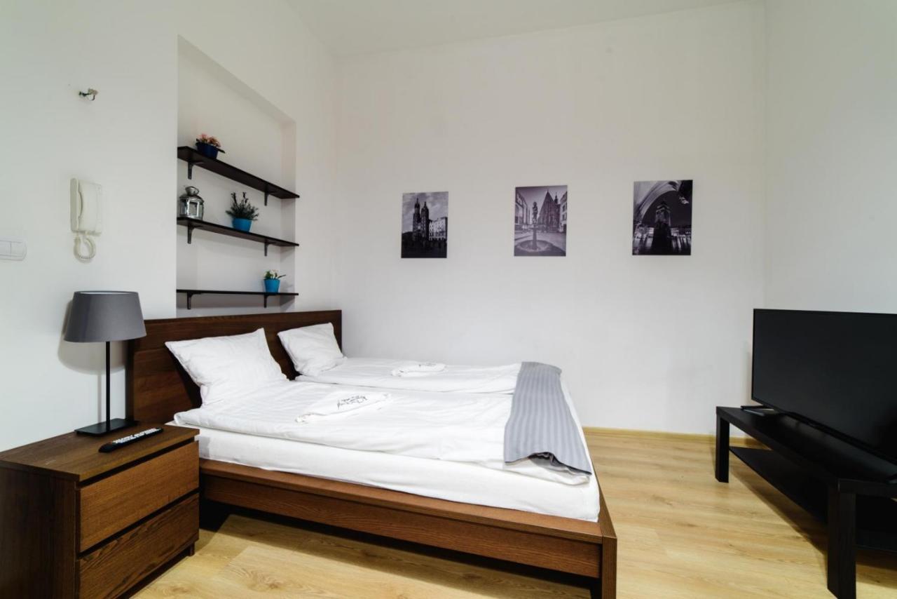 Cracow Rent Apartments - Spacious Apartments For 2-7 People In Quiet Area - Kolberga Street Nr 3 - 10 Min To Main Square By Foot クラクフ エクステリア 写真