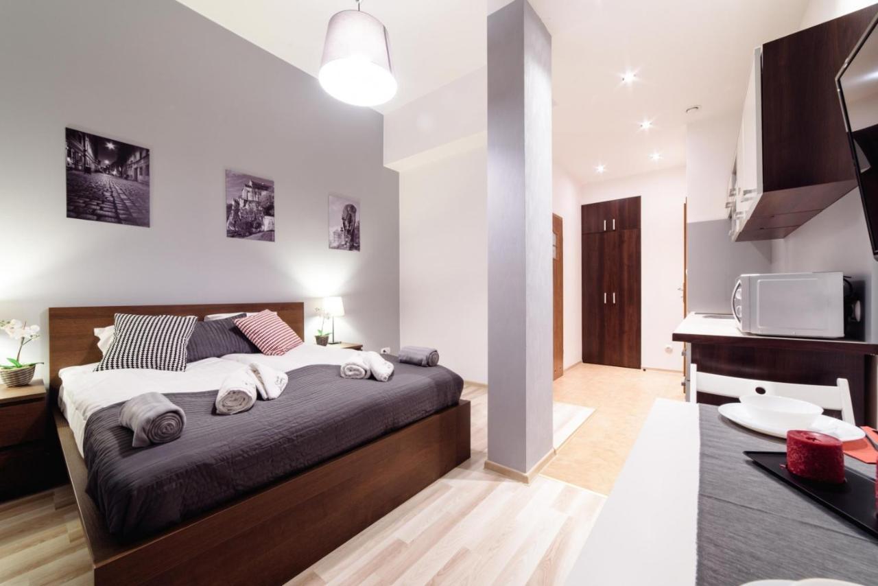 Cracow Rent Apartments - Spacious Apartments For 2-7 People In Quiet Area - Kolberga Street Nr 3 - 10 Min To Main Square By Foot クラクフ エクステリア 写真
